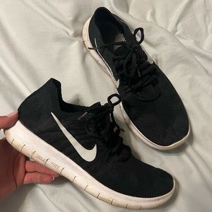 Size 9 lightly worn Nike Tennis Shoes/Sneakers!